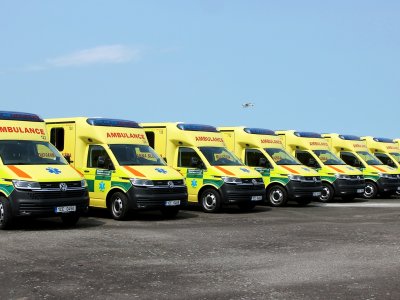 Jihočeská záchranná služba pokračuje v modernizaci vozového parku. Pořídila nová sanitní vozidla i první elektromobil